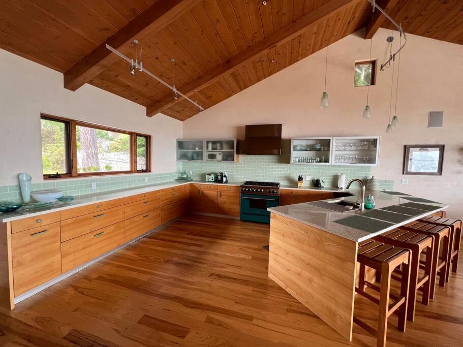 Riviera. Oceanfront, Walk To Beach. Holiday home
