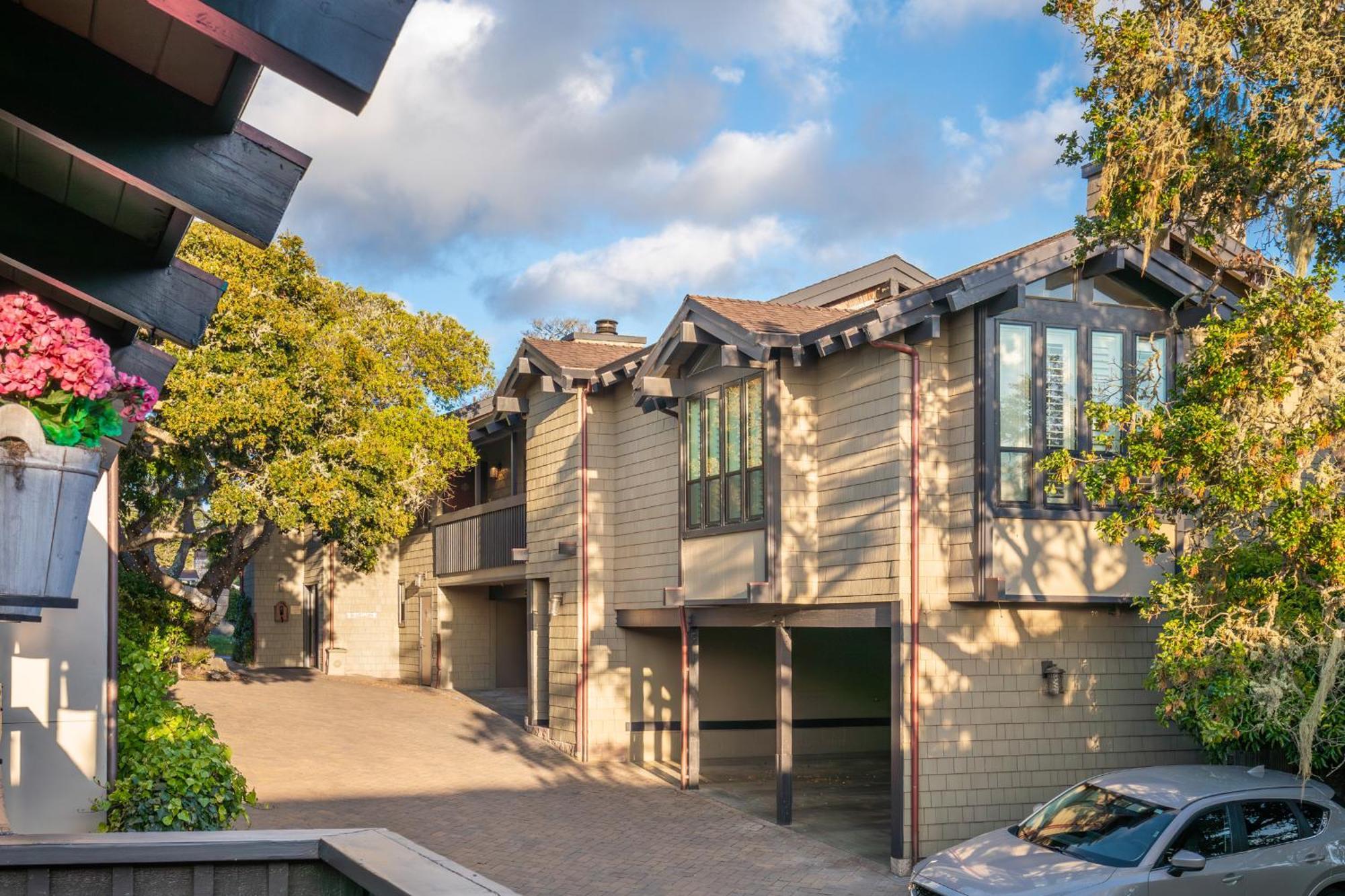 Carriage House Inn 4*