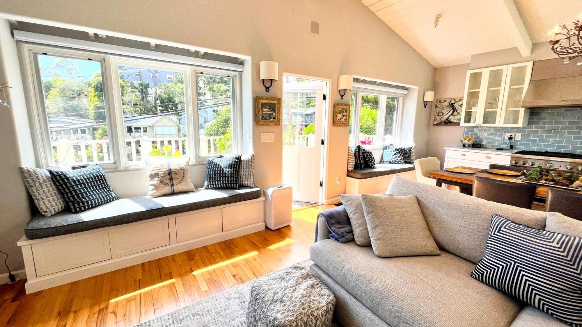 Gorgeous 3-bdrm Home, Walk To Town And Holiday home *