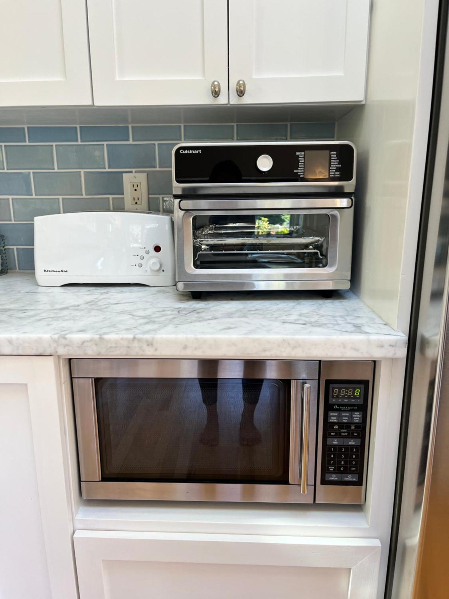 Gorgeous 3-bdrm Home, Walk To Town And Holiday home *
