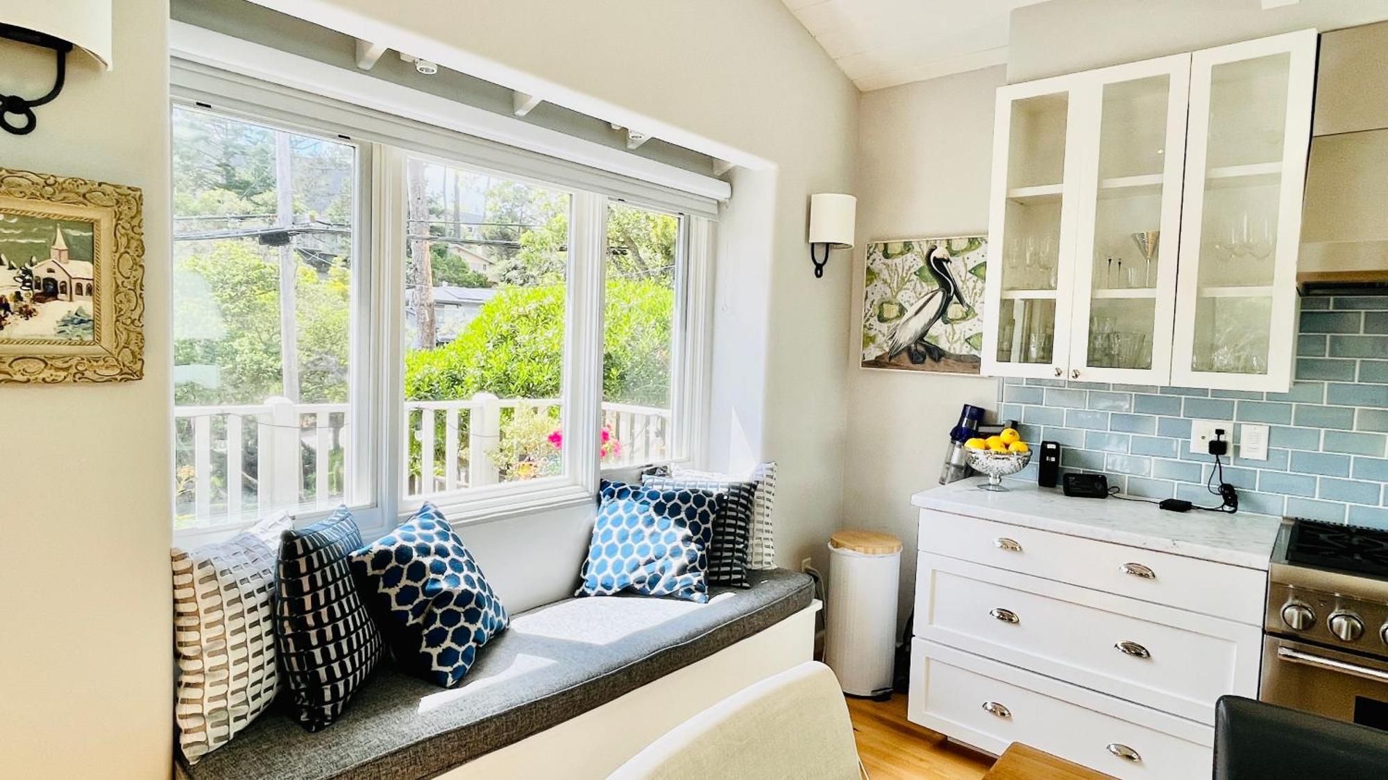 Gorgeous 3-bdrm Home, Walk To Town And Holiday home