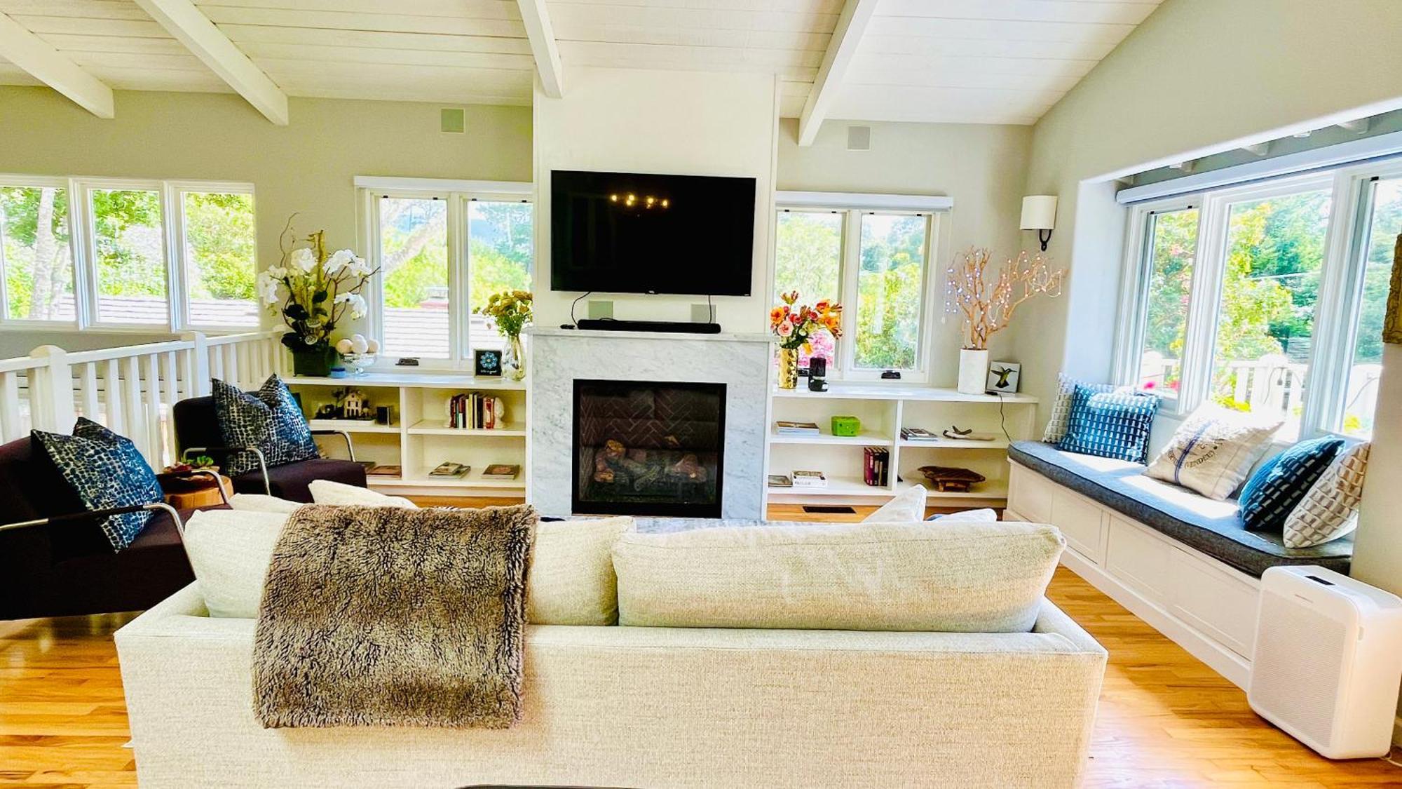 Gorgeous 3-bdrm Home, Walk To Town And Holiday home