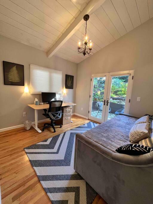 Gorgeous 3-bdrm Home, Walk To Town And Holiday home *