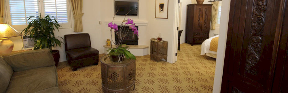 Cypress Inn 4*