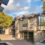 Carriage House Inn