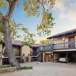 Carriage House Inn