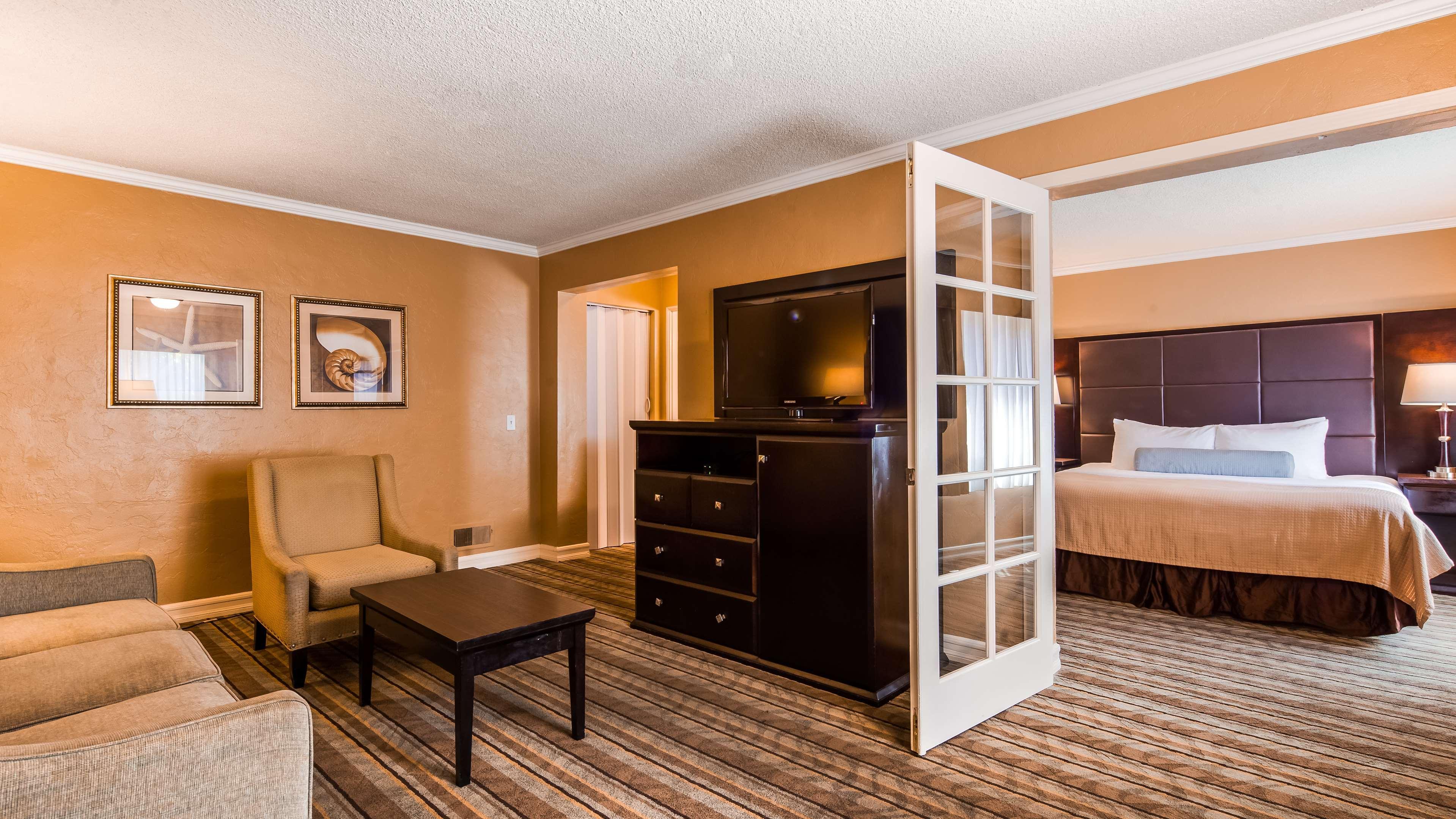 Western Carmel's Town House Hotel 3*
