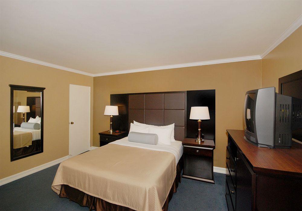 Western Carmel's Town House 3*