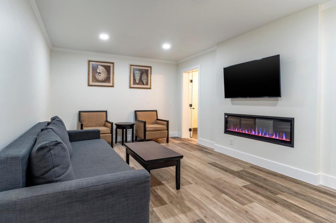 Western Carmel's Town House 3*