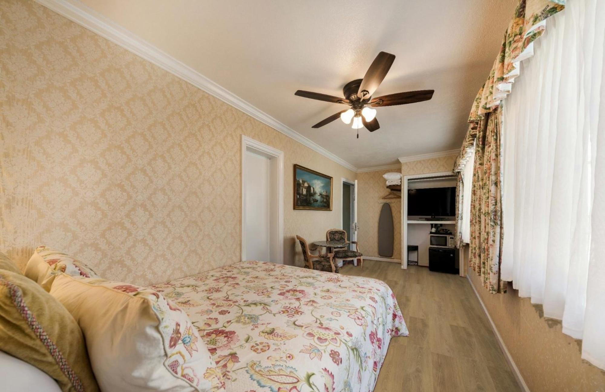 & Motel Carmel-by-the-Sea