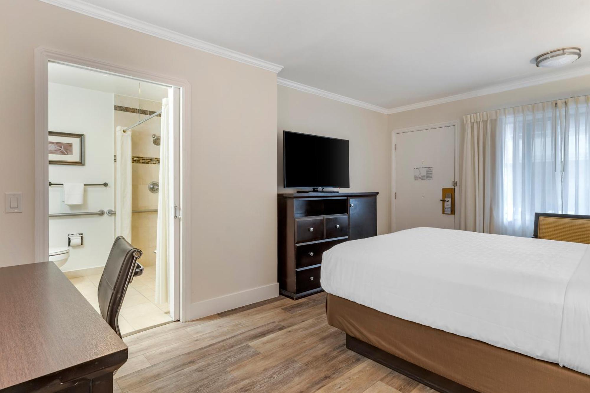 Western Carmel's Town House Hotel