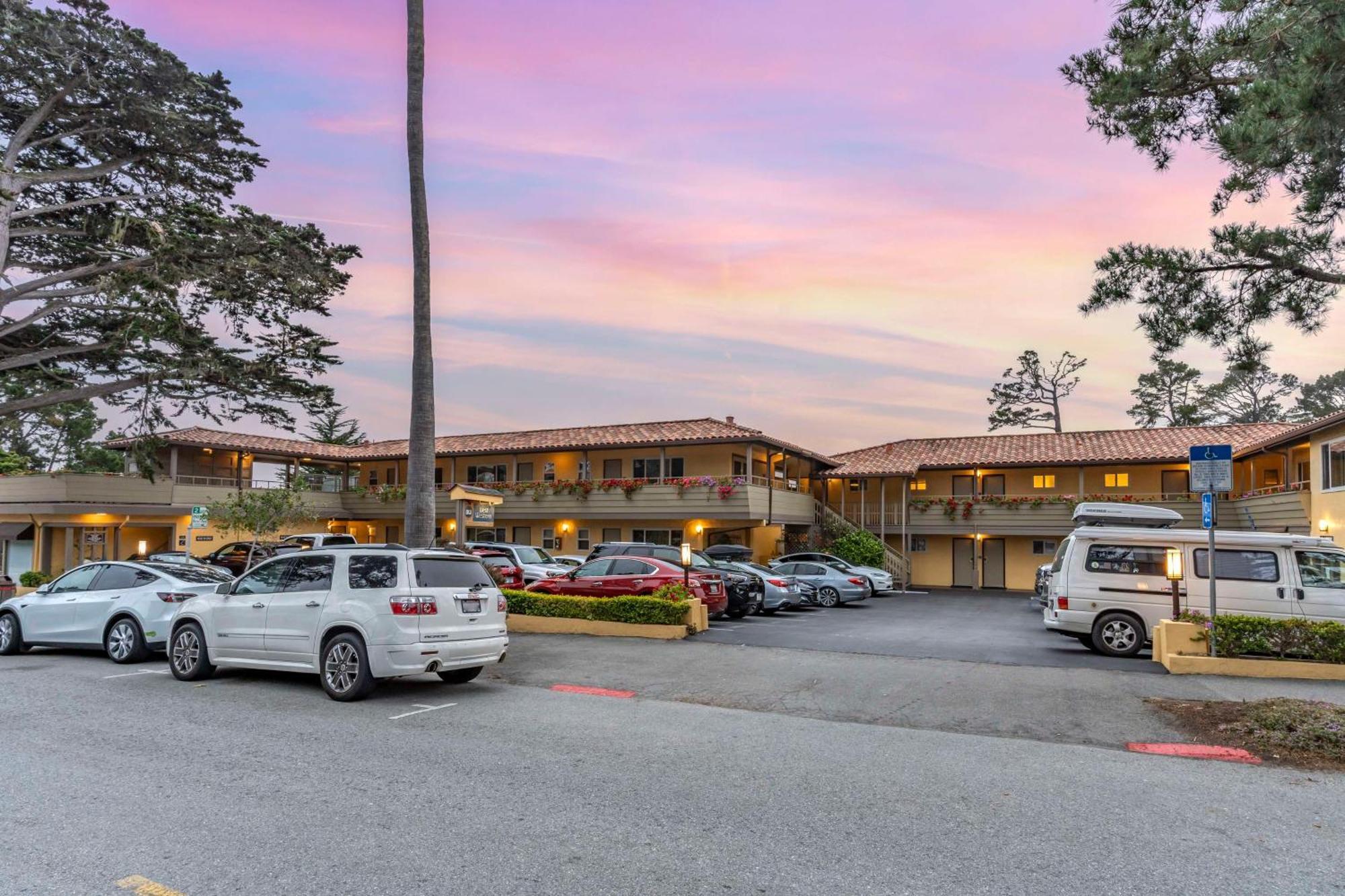 Western Carmel's Town House 3*