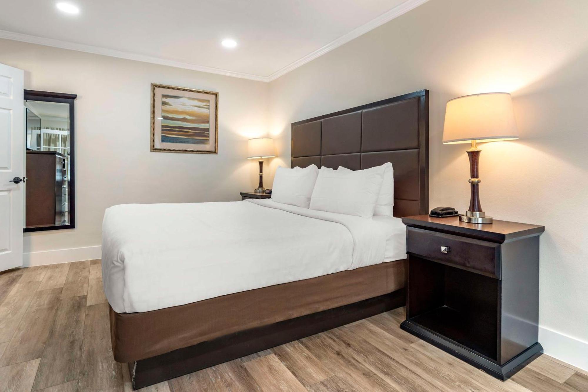 Western Carmel's Town House Hotel