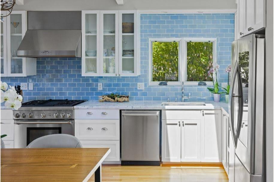 Gorgeous 3-bdrm Home, Walk To Town And Holiday home