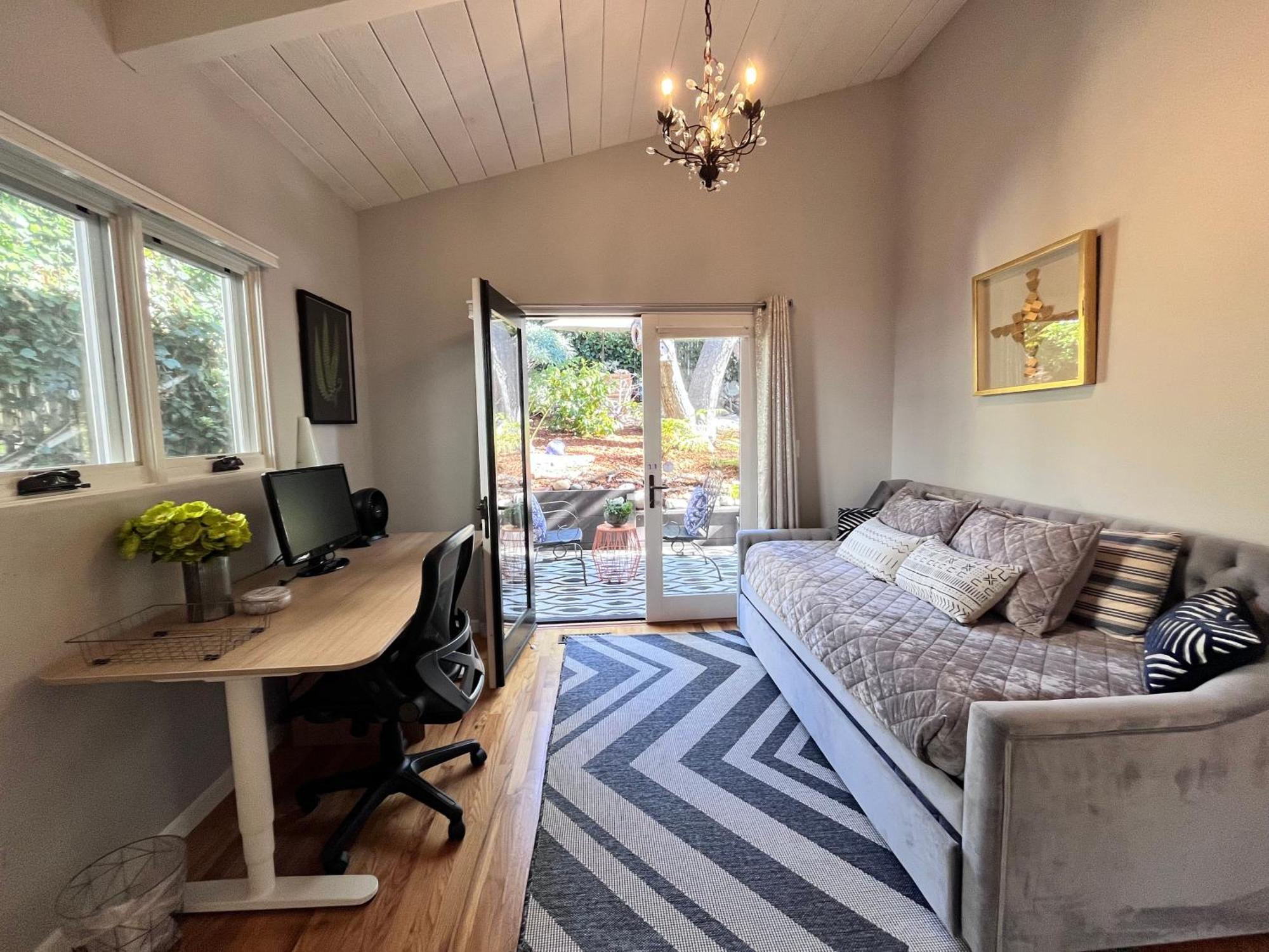 Gorgeous 3-bdrm Home, Walk To Town And