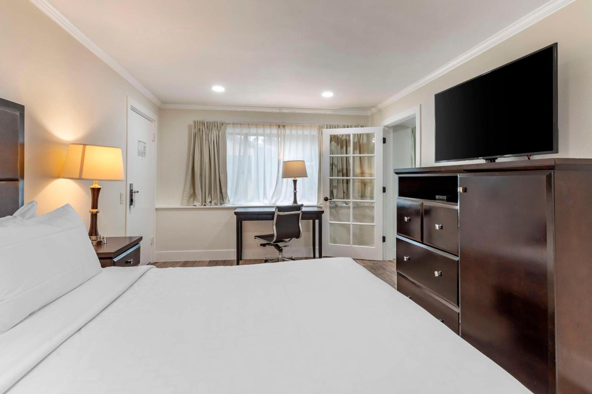 Hotel Western Carmel's Town House