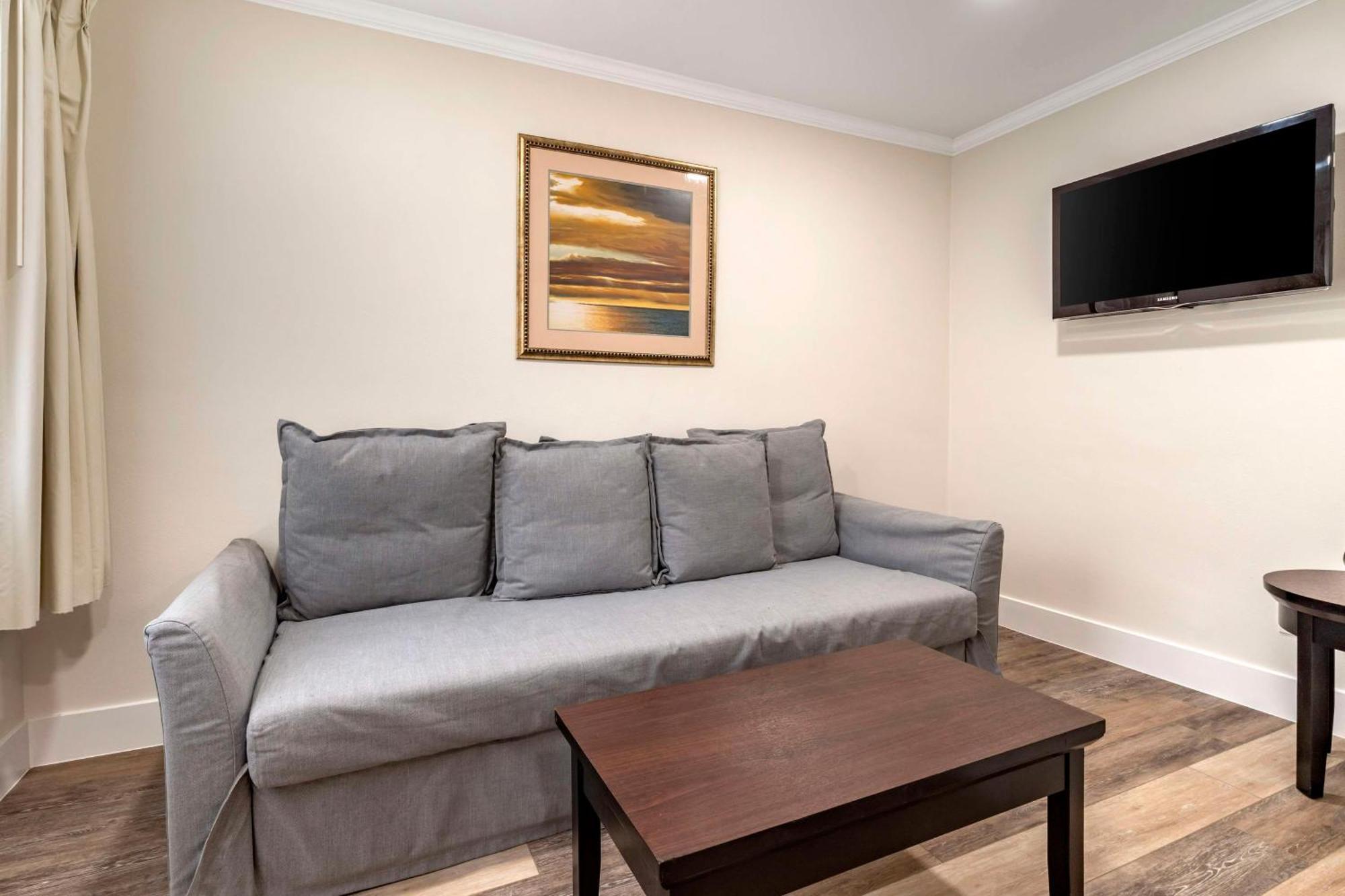Western Carmel's Town House Hotel 3*