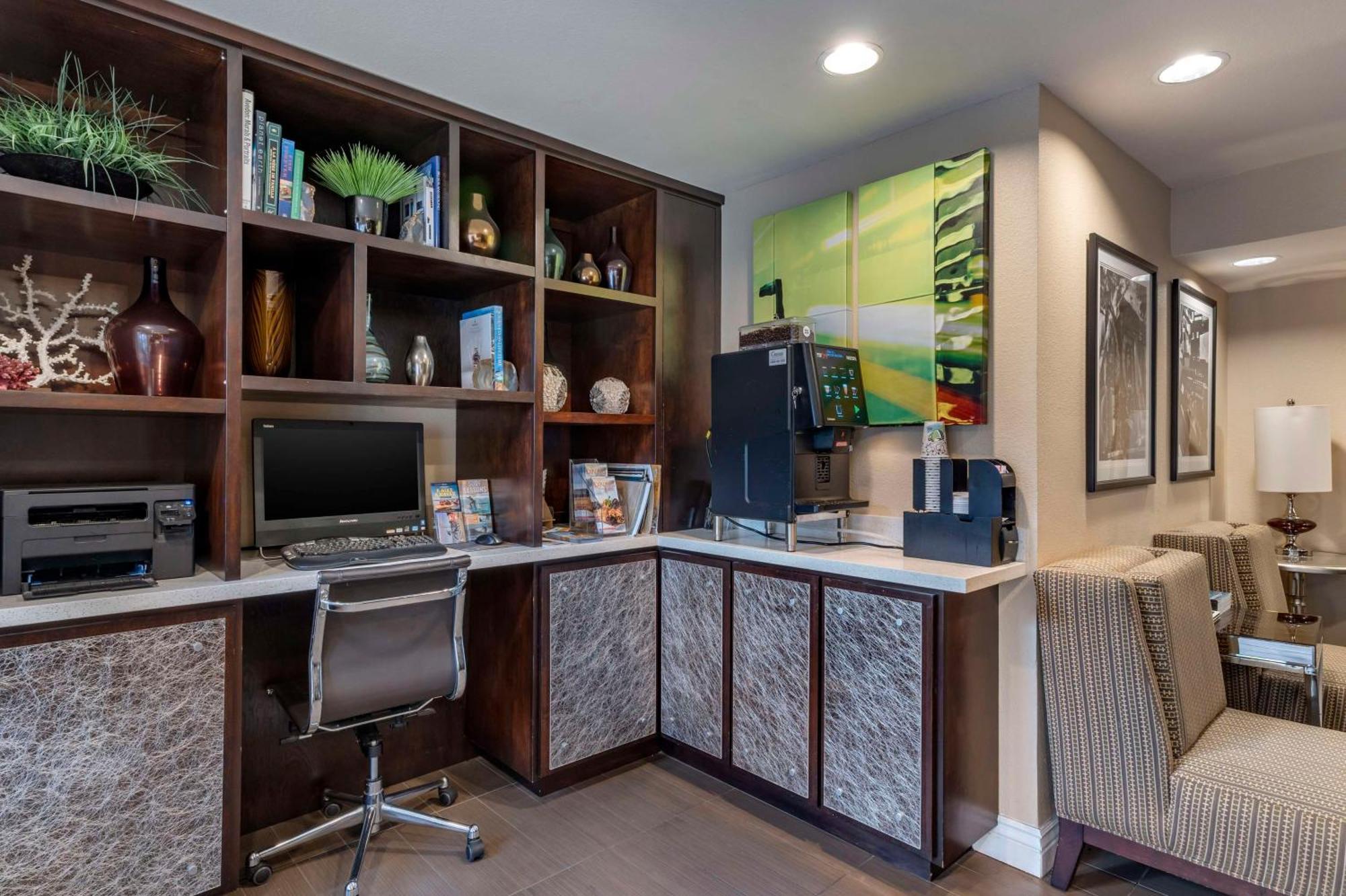 Western Carmel's Town House Hotel