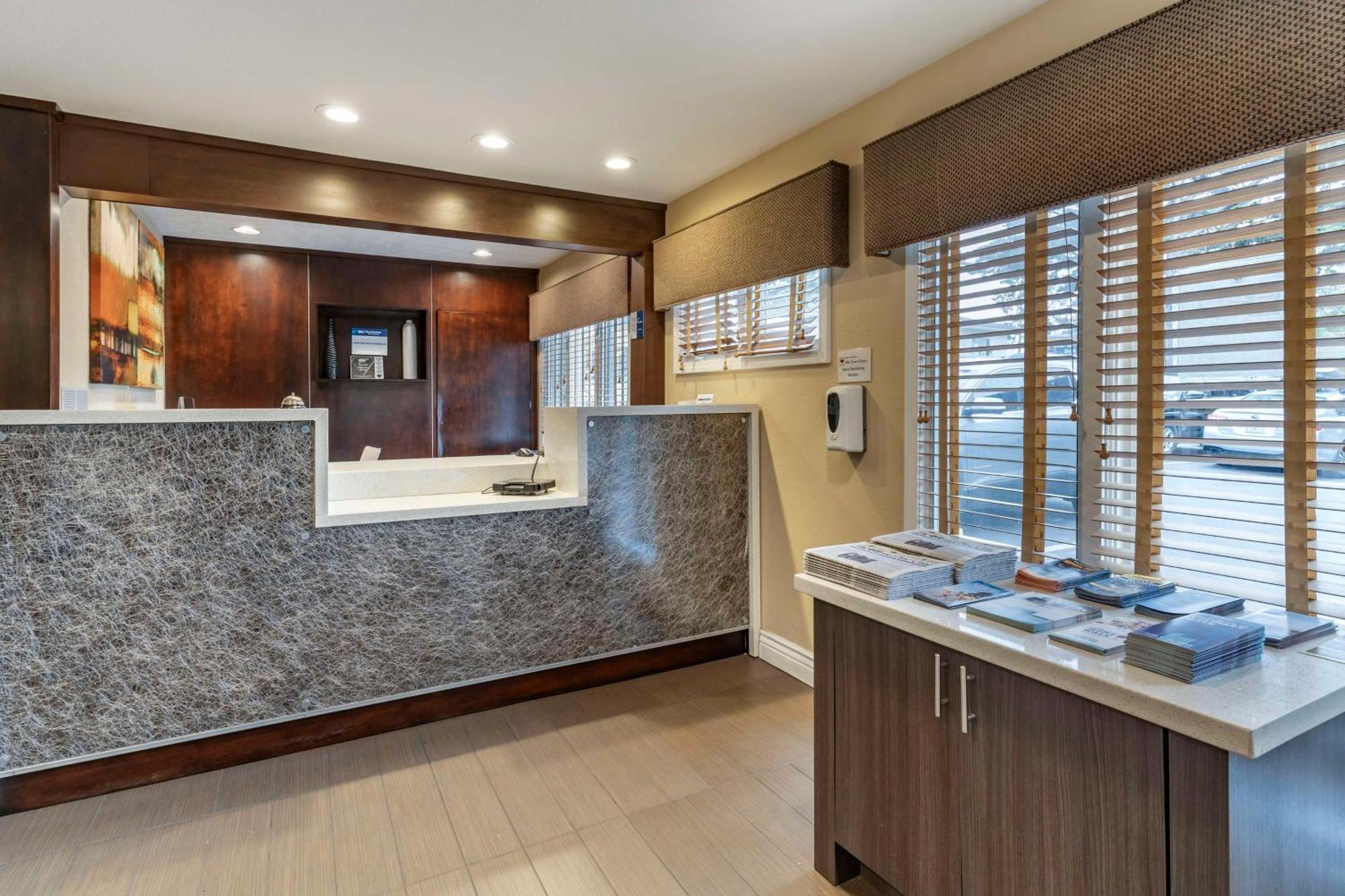 Western Carmel's Town House 3*