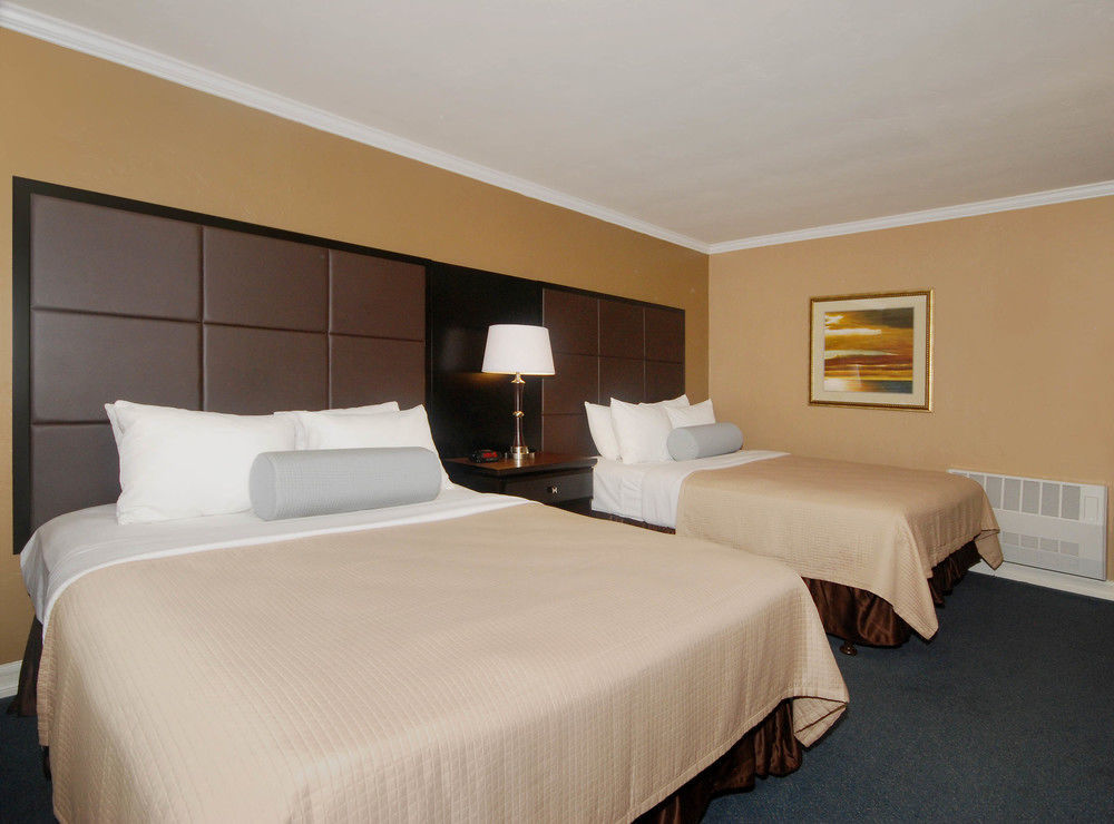 Western Carmel's Town House 3*