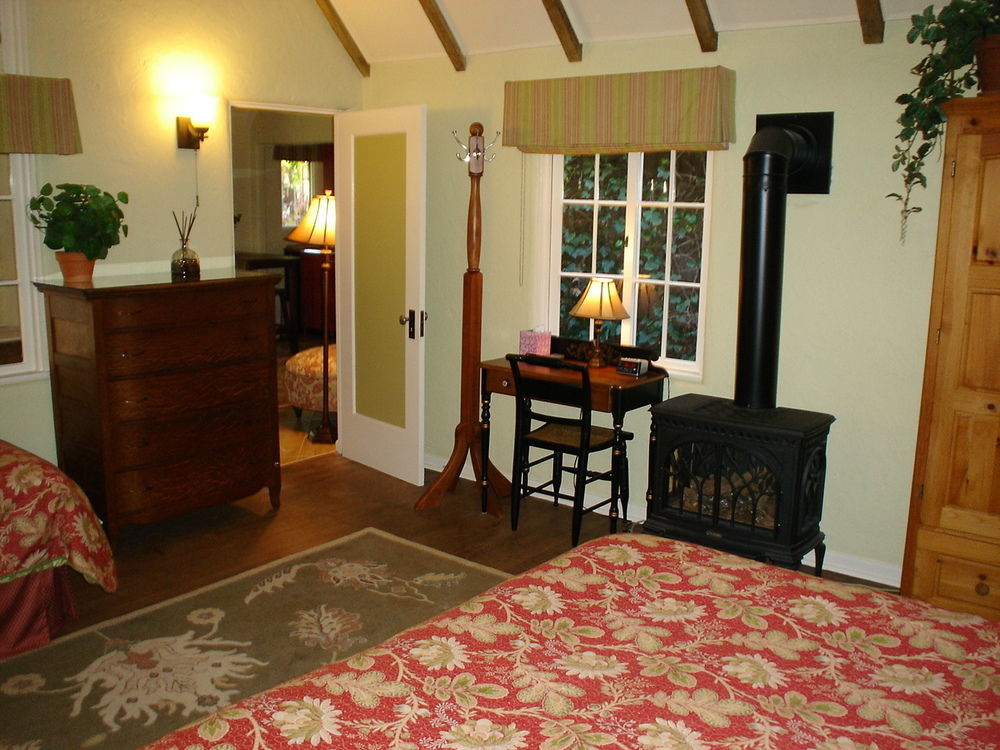 Edgemere Cottages Bed & Breakfast