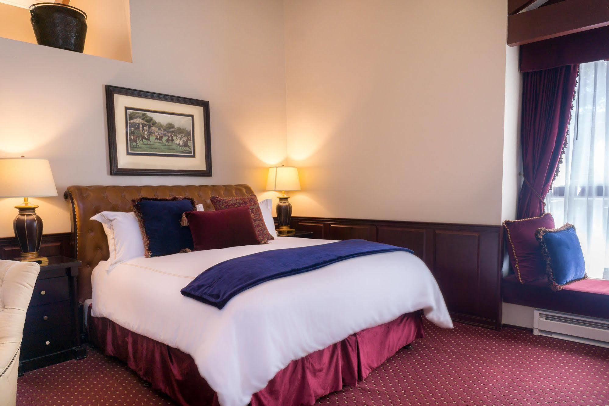 Carriage House Inn 4*